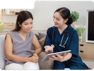 Cuidadora de idosos mostrando material educativo