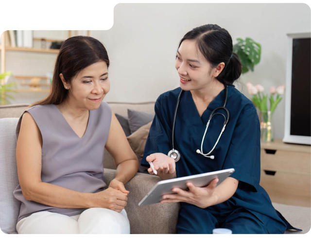 Cuidadora de idosos mostrando material educativo